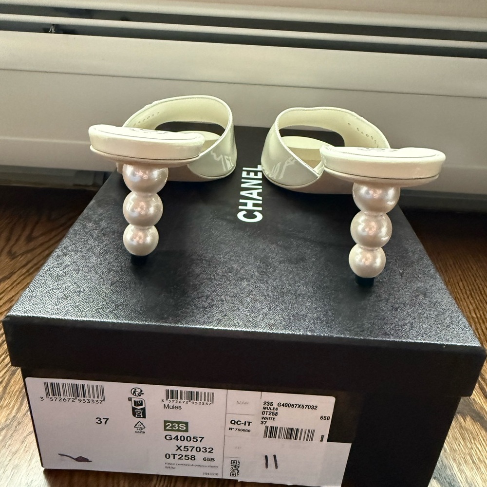 CHANEL Cream Patent Leather Open-Toe Slide Mules with Silver CC - Picture 5 of 9